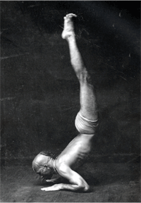 Posture de yoga par S.T. Krshnamacharya - Pincha mayurasana