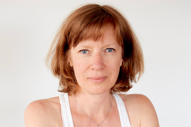 Isabelle Dechatre enseigne le yoga post-cancer au studio CasaYoga, 75010